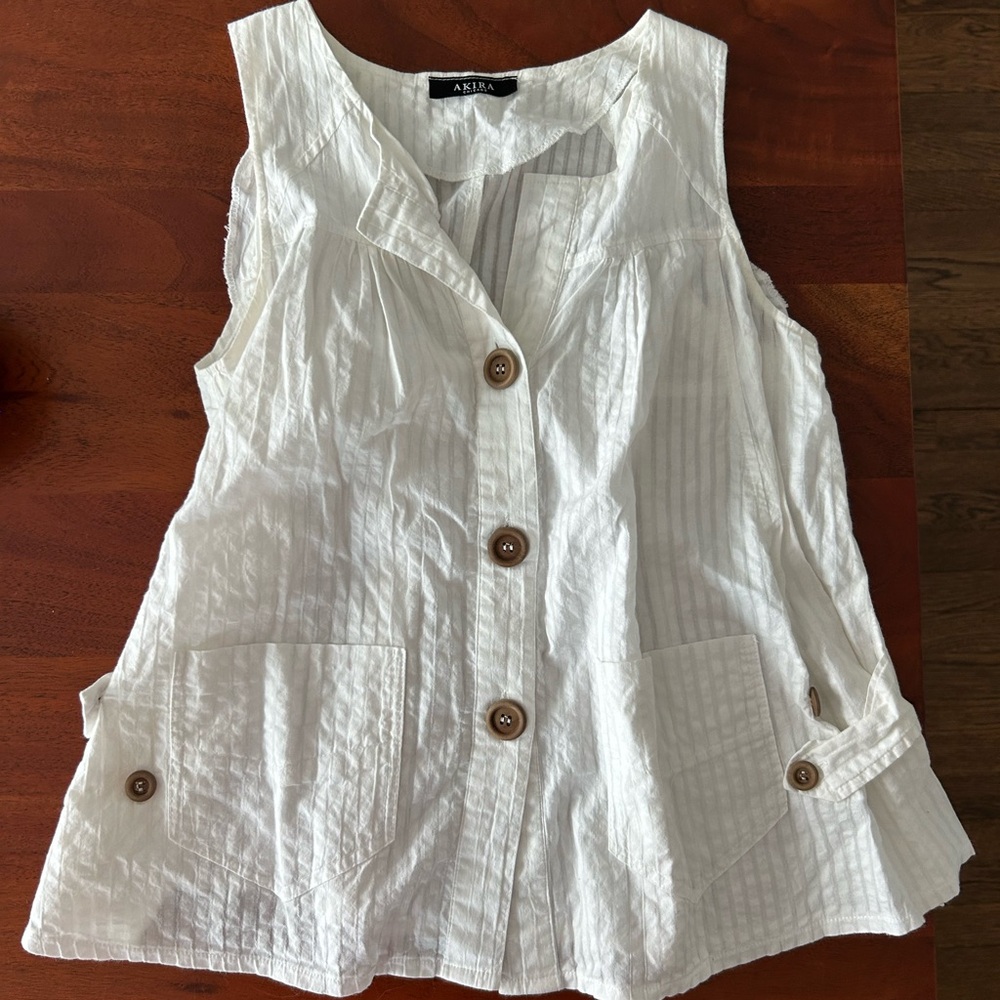 AKIRA White Sleeveless Button-Down Top